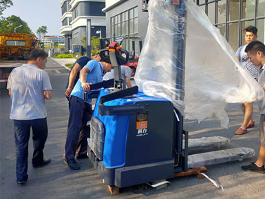 科力電動堆高車進行裝卸、堆高、堆垛和短距離運輸作業(yè)